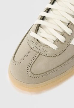 Adidas Originals HANDBALL SPEZIAL UNISEX - Trainers - Silver-coloured/off White/gum -Modern Classic Shoes Store 04fabec6b422468ebf8325a3fdf5defc