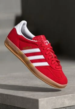 Adidas Originals GAZELLE INDOOR - Trainers - Better Scarlet/footwear White
