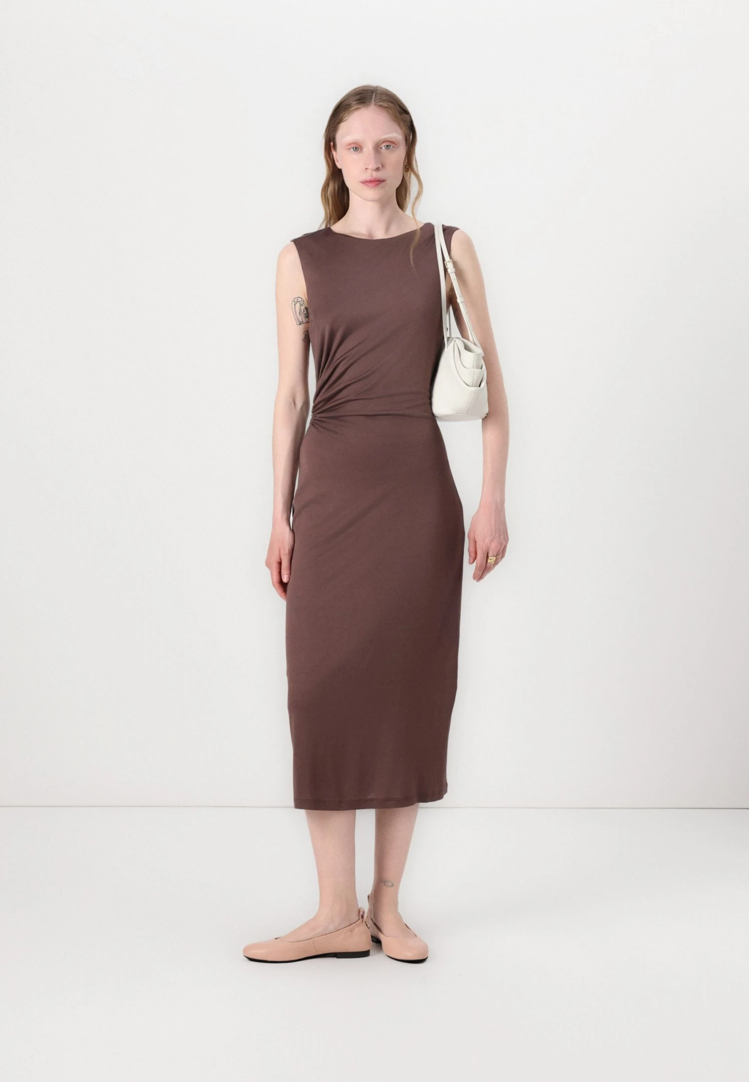 MARQUIS RUCHED CUT OUT MIDI DRESS - Jersey Dress - Chocolate 2 MARQUIS RUCHED CUT OUT MIDI DRESS - Jersey Dress - Chocolate - Image 2