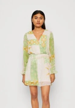 ONLY Onlstella Patch Mini Dress - Day Dress - Kiwi/Border