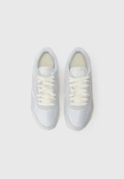 Reebok Classic Trainers - Moon/chalk -Modern Classic Shoes Store 117cb52ef97e47b5bcea941a38e4a60d