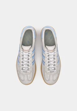 Adidas Originals HANDBALL SPEZIAL - Trainers - Alumina Clear Sky Gum -Modern Classic Shoes Store 15b76573ab864a7b9d7fc7b45d99b905