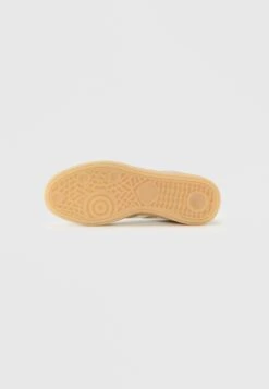 Adidas Originals HANDBALL SPEZIAL UNISEX - Trainers - Silver-coloured/off White/gum -Modern Classic Shoes Store 18372b2c24d1460cbf9f6f2b53d58c94