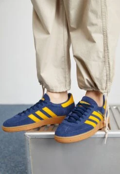 Adidas Originals HANDBALL SPEZIAL - Trainers - Alumina Clear Sky Gum -Modern Classic Shoes Store 1944d94b2c16472a9572df22de697e21