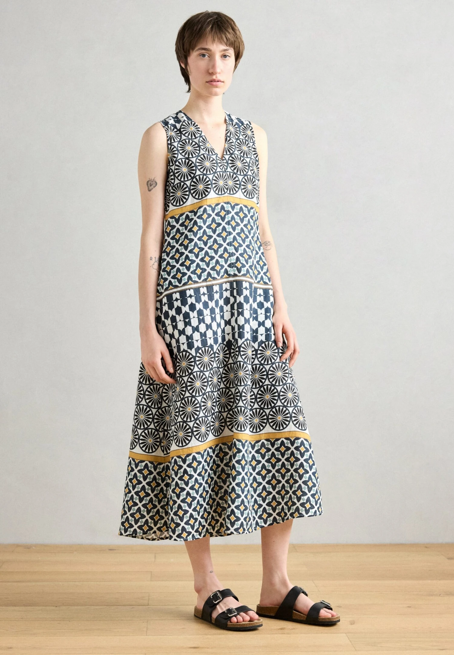 Marc O'Polo DRESS SLEEVELESS V NECK FIT AND FLARE SHAPE CUTLINES PRINTED - Day Dress - Multi/white 1 Marc O'Polo DRESS SLEEVELESS V NECK FIT AND FLARE SHAPE CUTLINES PRINTED - Day Dress - Multi/white