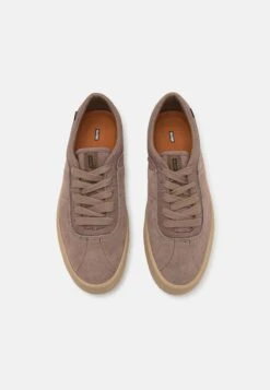 Globe MELBEK - Trainers - Walnut -Modern Classic Shoes Store 25ca92d6684043e2b0289b9905f805cf