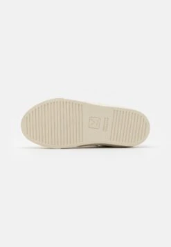 Veja Small Esplar- Trainers - Platine/White 10 Veja Small Esplar- Trainers - Platine/White -Modern Classic Shoes Store 29f3cae45ca54729ad47c8828ebc2ae3