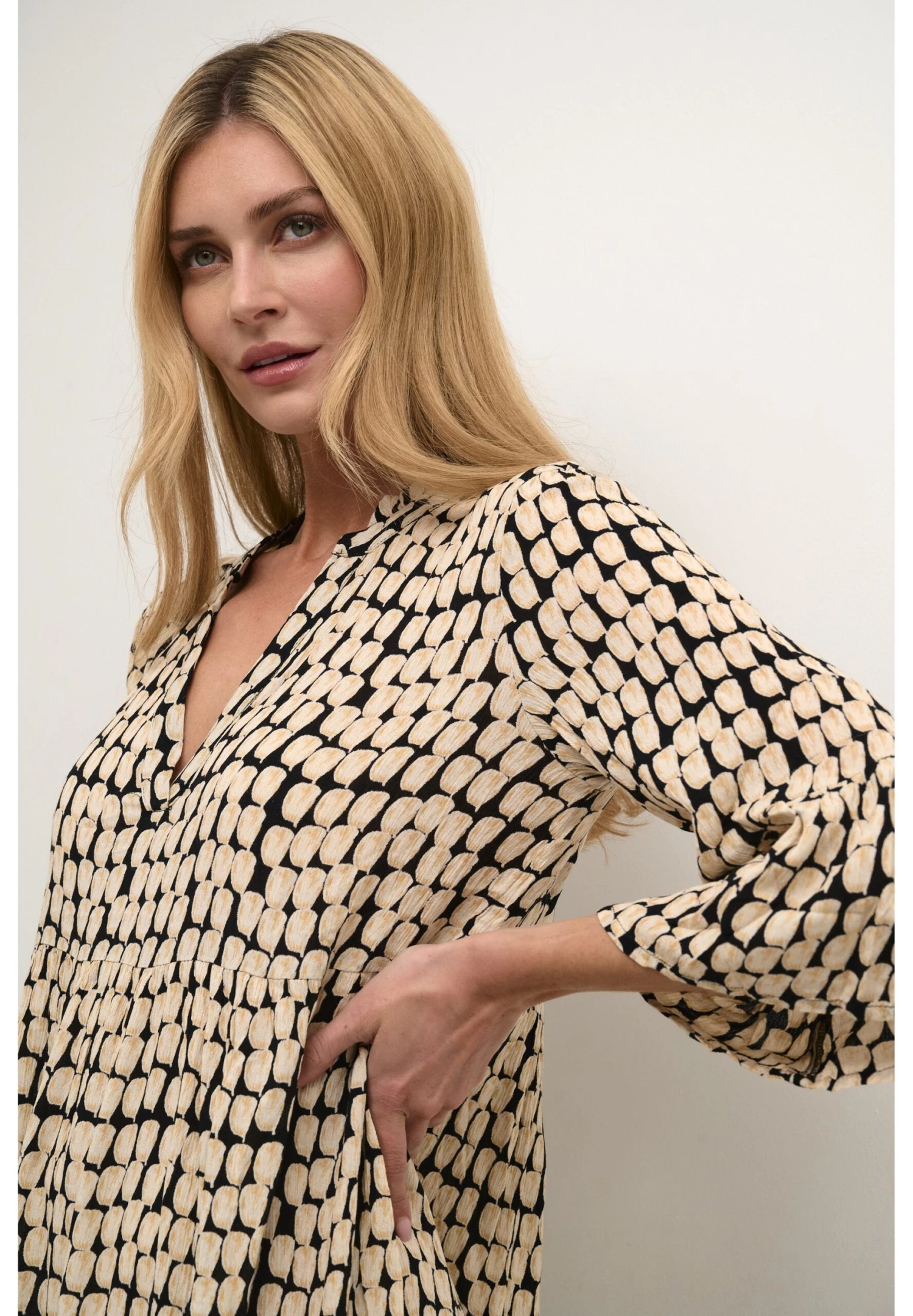 Kaffe KAEDITA AMBER - Day Dress - Black Sand Graphic Dot 4 Kaffe KAEDITA AMBER - Day Dress - Black Sand Graphic Dot - Image 4