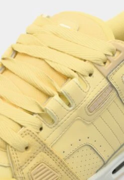 Globe SABRE - Trainers - Butter/cream -Modern Classic Shoes Store 2edee2ba6d794d9ea8305b0b9da61108