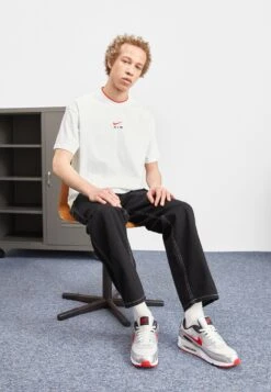 Nike Sportswear Air Max 90 Ifp - Trainers - Photon Dust/University Red 10 Nike Sportswear Air Max 90 Ifp - Trainers - Photon Dust/University Red -Modern Classic Shoes Store 384d6f8968ea4ddda4c1f4d200f6ec19