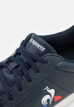 Le Coq Sportif Courtset Unisex - Trainers - Dress Blue/Optical White -Modern Classic Shoes Store 387eef71a5ff4edfa5c15552ebb6930d