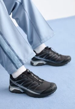 XT PATHWAY GTX UNISEX - Trainers - Black/silver-coloured