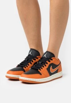 Wmns Air Jordan 1 Low Se - Trainers - Sport Spice/Black/Coconut Milk