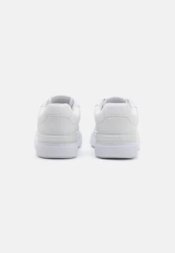 Armani Exchange FLICK - Trainers - Optical White 9 Armani Exchange FLICK - Trainers - Optical White -Modern Classic Shoes Store 3ba35e15aad74cc599cedefddfd52250