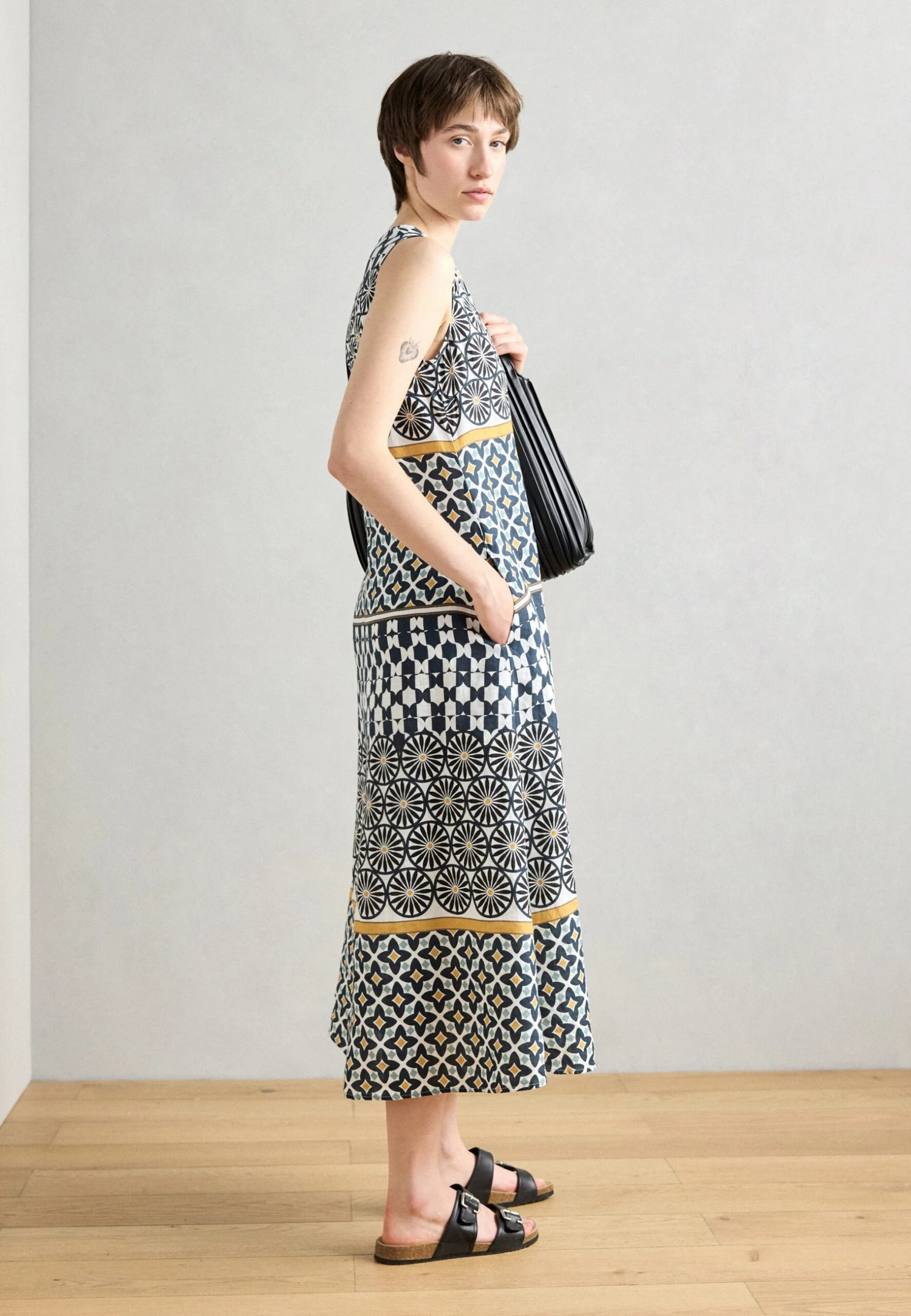 Marc O'Polo DRESS SLEEVELESS V NECK FIT AND FLARE SHAPE CUTLINES PRINTED - Day Dress - Multi/white 2 Marc O'Polo DRESS SLEEVELESS V NECK FIT AND FLARE SHAPE CUTLINES PRINTED - Day Dress - Multi/white - Image 2