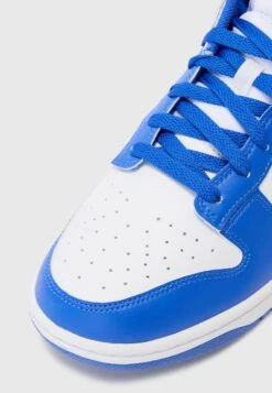 Nike Sportswear DUNK RETRO UNISEX - Trainers - White/hyper Royal 24 Nike Sportswear DUNK RETRO UNISEX - Trainers - White/hyper Royal -Modern Classic Shoes Store 40be37cc5aeb4d1796418570e0f8231b