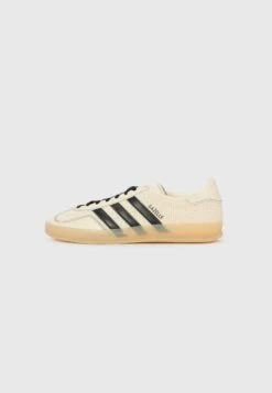Adidas Originals GAZELLE INDOOR UNISEX - Trainers - Cream White/core Black/magic Beige