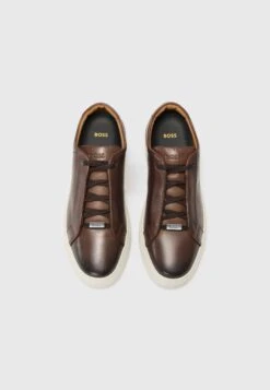 Boss GARY - Trainers - Dark Brown 15 Boss GARY - Trainers - Dark Brown -Modern Classic Shoes Store 4d6a97fe8d56438b8197bfe5eb55554e
