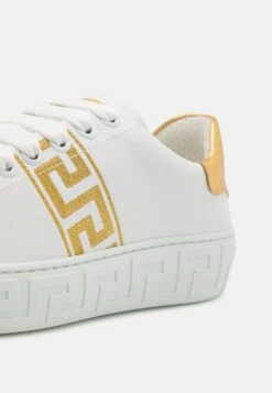 Versace GRECA EMBROIDERY UNISEX - Trainers - White/gold -Modern Classic Shoes Store 4d858f6d16564ce59313ac348b36bbda
