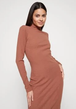 Minimum Ressy - Shift Dress -Modern Classic Shoes Store 515b6a72047745ef8a8f3aae0946450b