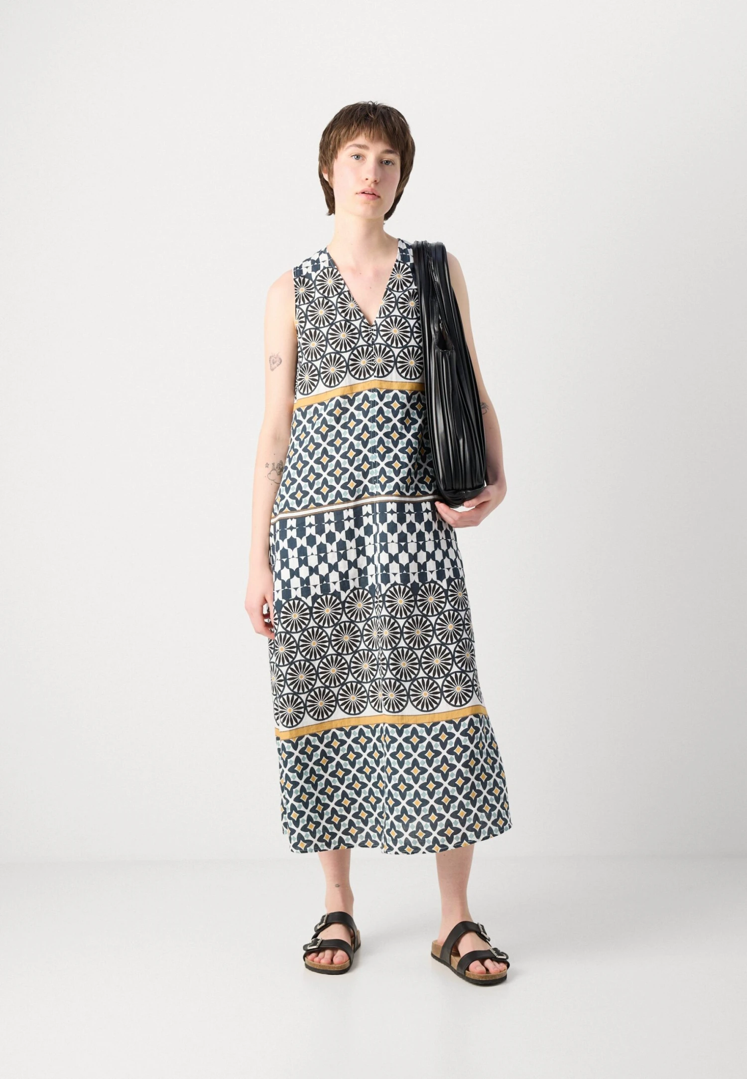 Marc O'Polo DRESS SLEEVELESS V NECK FIT AND FLARE SHAPE CUTLINES PRINTED - Day Dress - Multi/white 5 Marc O'Polo DRESS SLEEVELESS V NECK FIT AND FLARE SHAPE CUTLINES PRINTED - Day Dress - Multi/white - Image 5