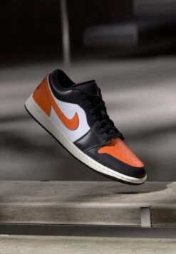 AIR JORDAN 1 - Trainers - Black/starfish/white/sail