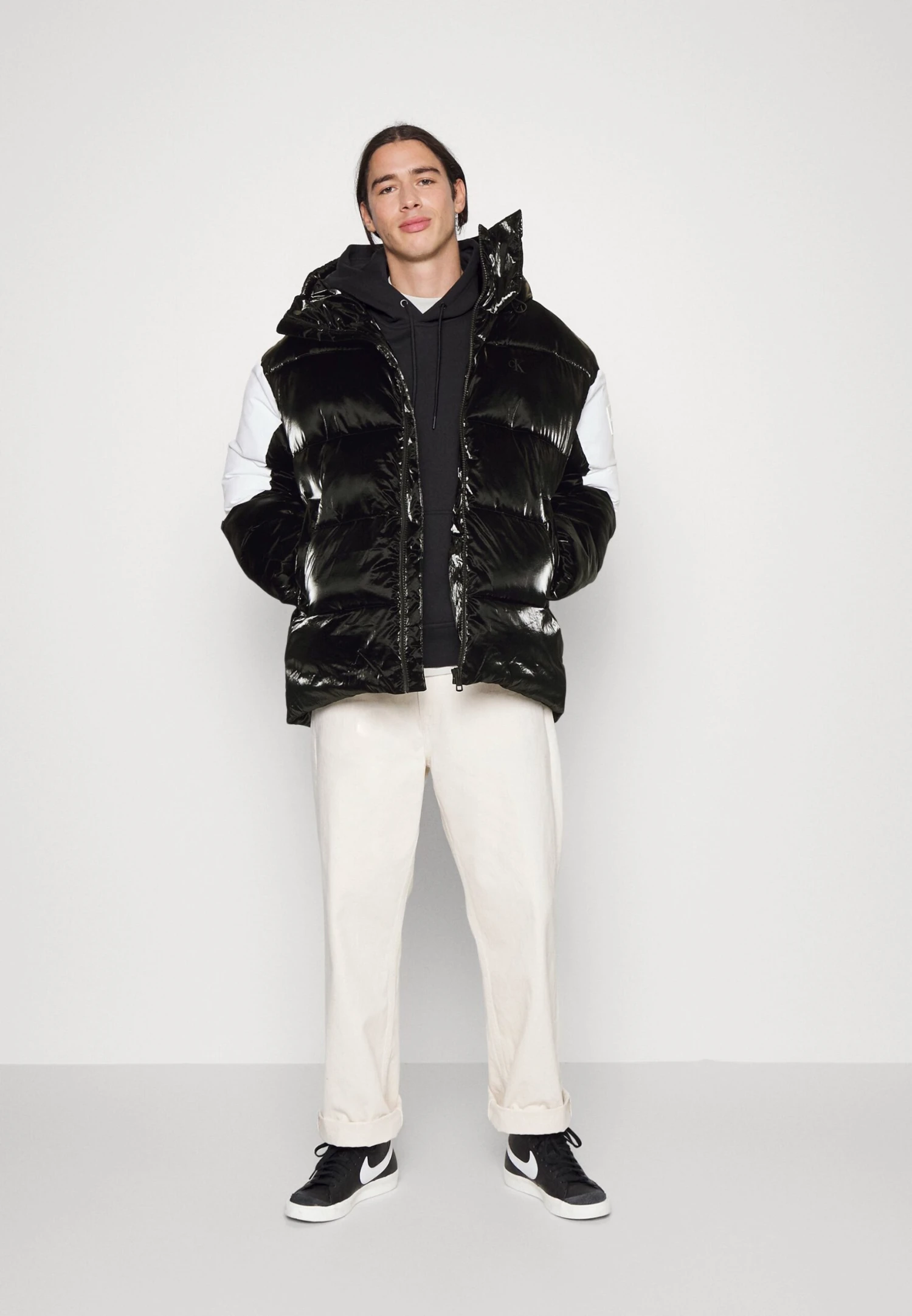 Calvin Klein Jeans Bold Logo Colorblock Puffer - Winter Jacket - Black/Bright White 2 Calvin Klein Jeans Bold Logo Colorblock Puffer - Winter Jacket - Black/Bright White - Image 2
