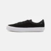 Globe MELBEK - Trainers - Black/white