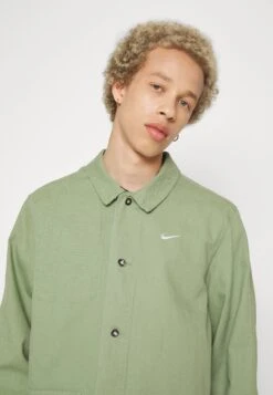 Nike Sportswear Chore Coat - Summer Jacket - Oil Green/White 13 Nike Sportswear Chore Coat - Summer Jacket - Oil Green/White -Modern Classic Shoes Store 6b5c84897c064850ac54041a34d968cb