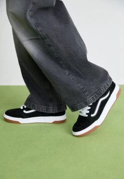 Vans HYLANE UNISEX - Trainers - Sepia Rose 19 Vans HYLANE UNISEX - Trainers - Sepia Rose -Modern Classic Shoes Store 6d2256d177d942fc9c52edc2d2d16954