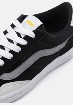 Vans CruzeUnisex - Trainers - Showcase Black/Multi -Modern Classic Shoes Store 79cf81536d374ecf81b0d0a6c00c0b19