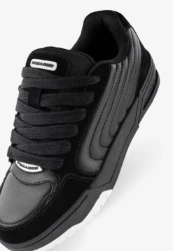 Pegador VENICE SKATE LOW UNISEX - Trainers - Black/off-white -Modern Classic Shoes Store 7cd728732bbf437f89dee5098ca42781