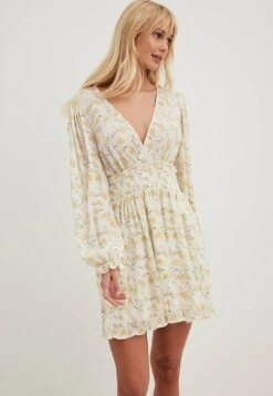 NA-KD StrukturiertesMit Smock Taille - Day Dress - Yellow Flower