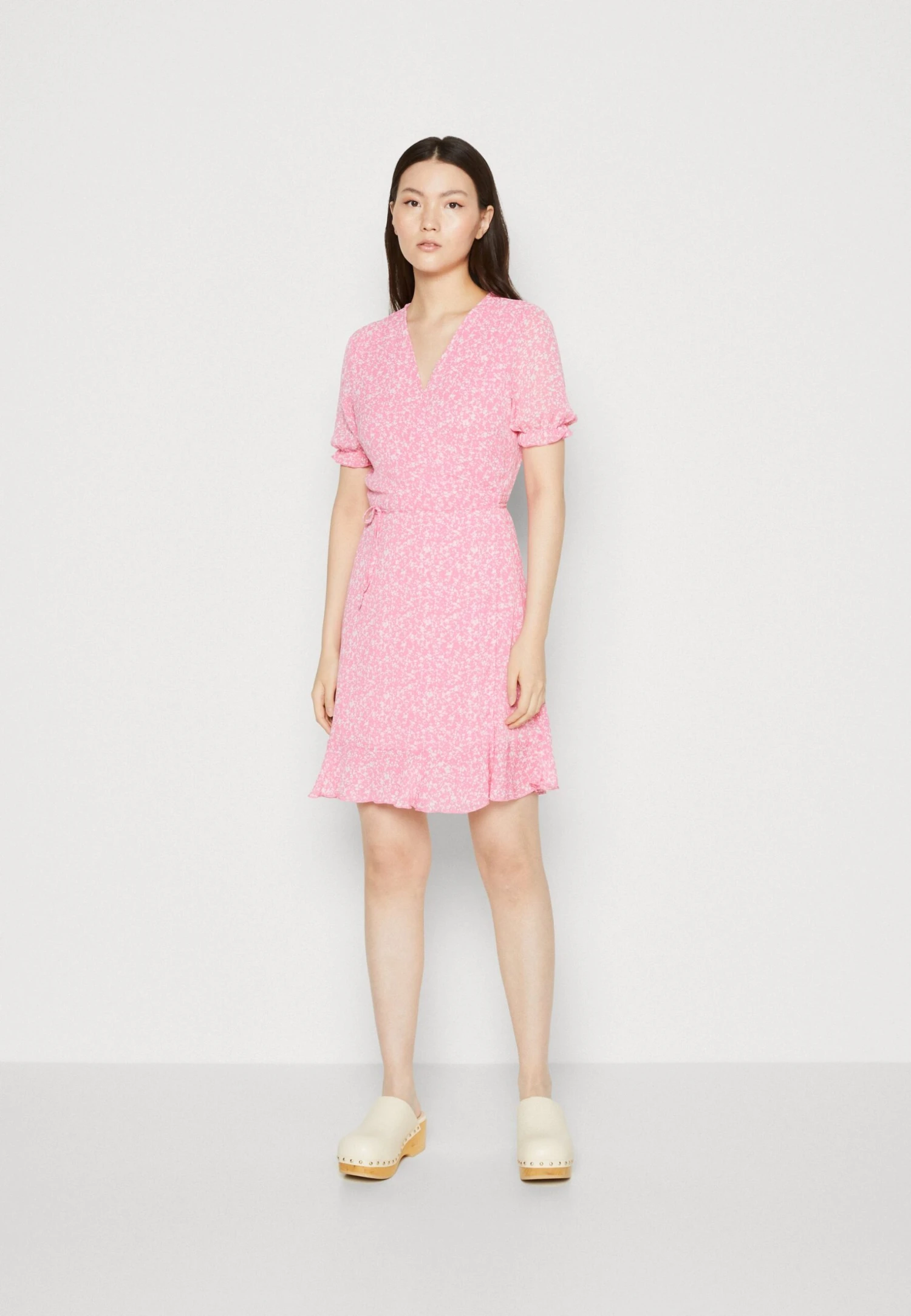 MOSS COPENHAGEN Elanina Rikklie Wrap Dress - Day Dress - White 1 MOSS COPENHAGEN Elanina Rikklie Wrap Dress - Day Dress - White