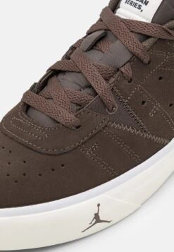 Jordan Series Es - Trainers - Dark Chocolate/Sail/University Red/White/Light Brown -Modern Classic Shoes Store 7f937909a70a4316a7aa081849594580