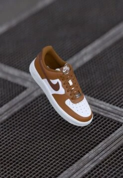 Nike Sportswear AIR FORCE 1 07 - Trainers - Hazelnut/fauna Brown/white/metallic Silver-coloured