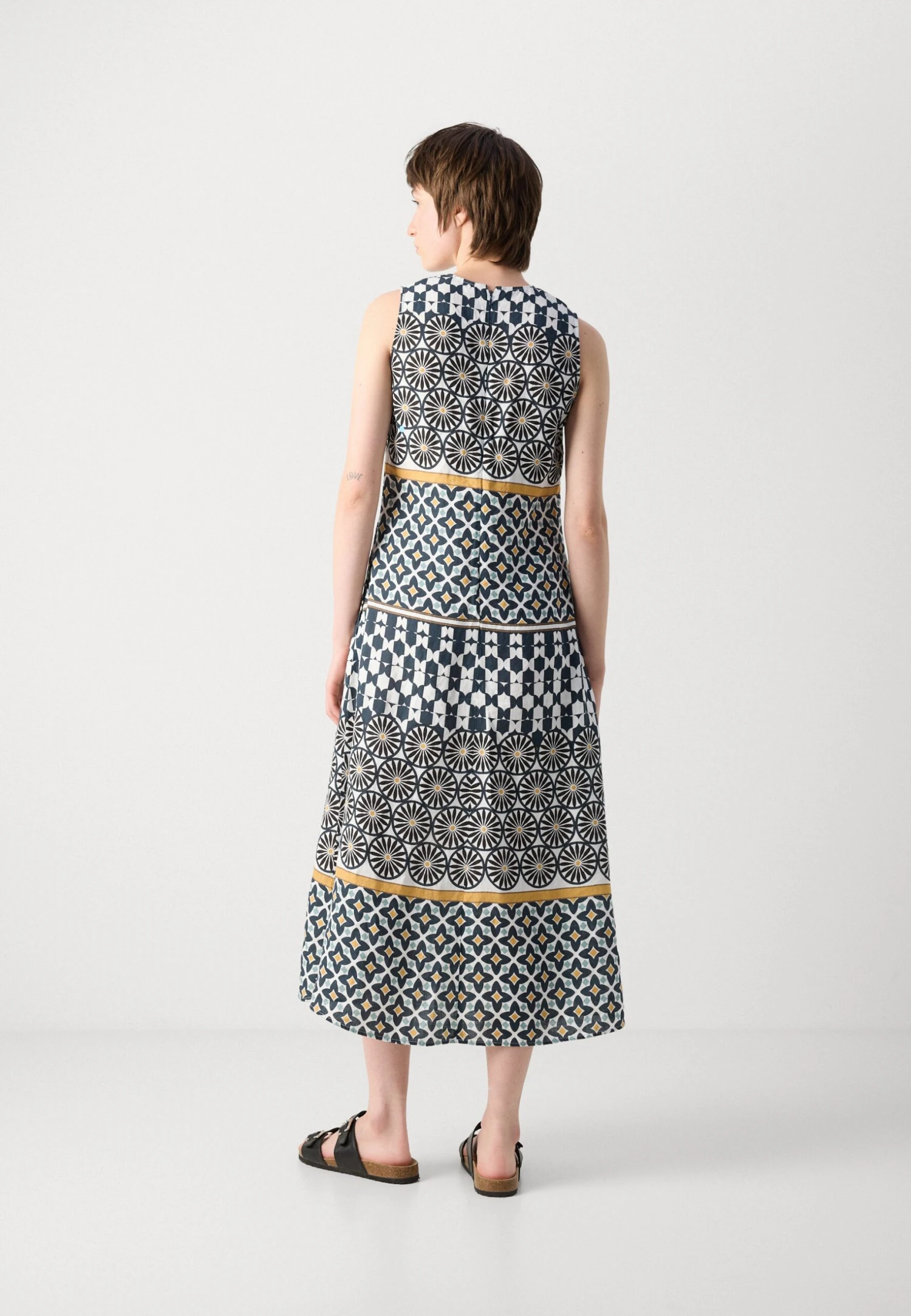 Marc O'Polo DRESS SLEEVELESS V NECK FIT AND FLARE SHAPE CUTLINES PRINTED - Day Dress - Multi/white 4 Marc O'Polo DRESS SLEEVELESS V NECK FIT AND FLARE SHAPE CUTLINES PRINTED - Day Dress - Multi/white - Image 4