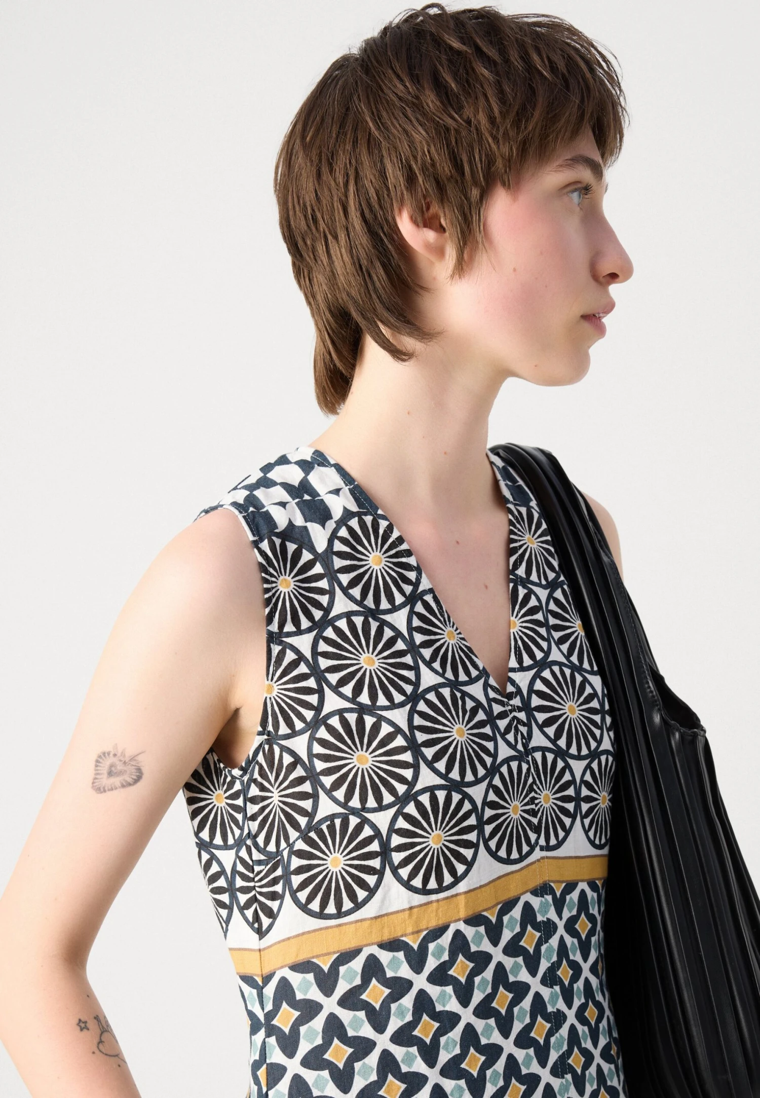 Marc O'Polo DRESS SLEEVELESS V NECK FIT AND FLARE SHAPE CUTLINES PRINTED - Day Dress - Multi/white 6 Marc O'Polo DRESS SLEEVELESS V NECK FIT AND FLARE SHAPE CUTLINES PRINTED - Day Dress - Multi/white - Image 6