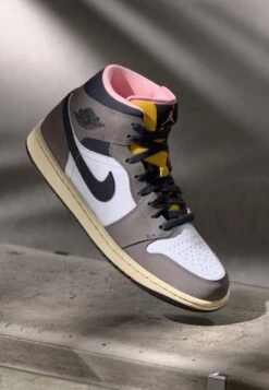 AIR JORDAN 1 MID SE - High-top Trainers - White/oil Grey/cave Stone/dark Sulfur-arctic Punch/muslin