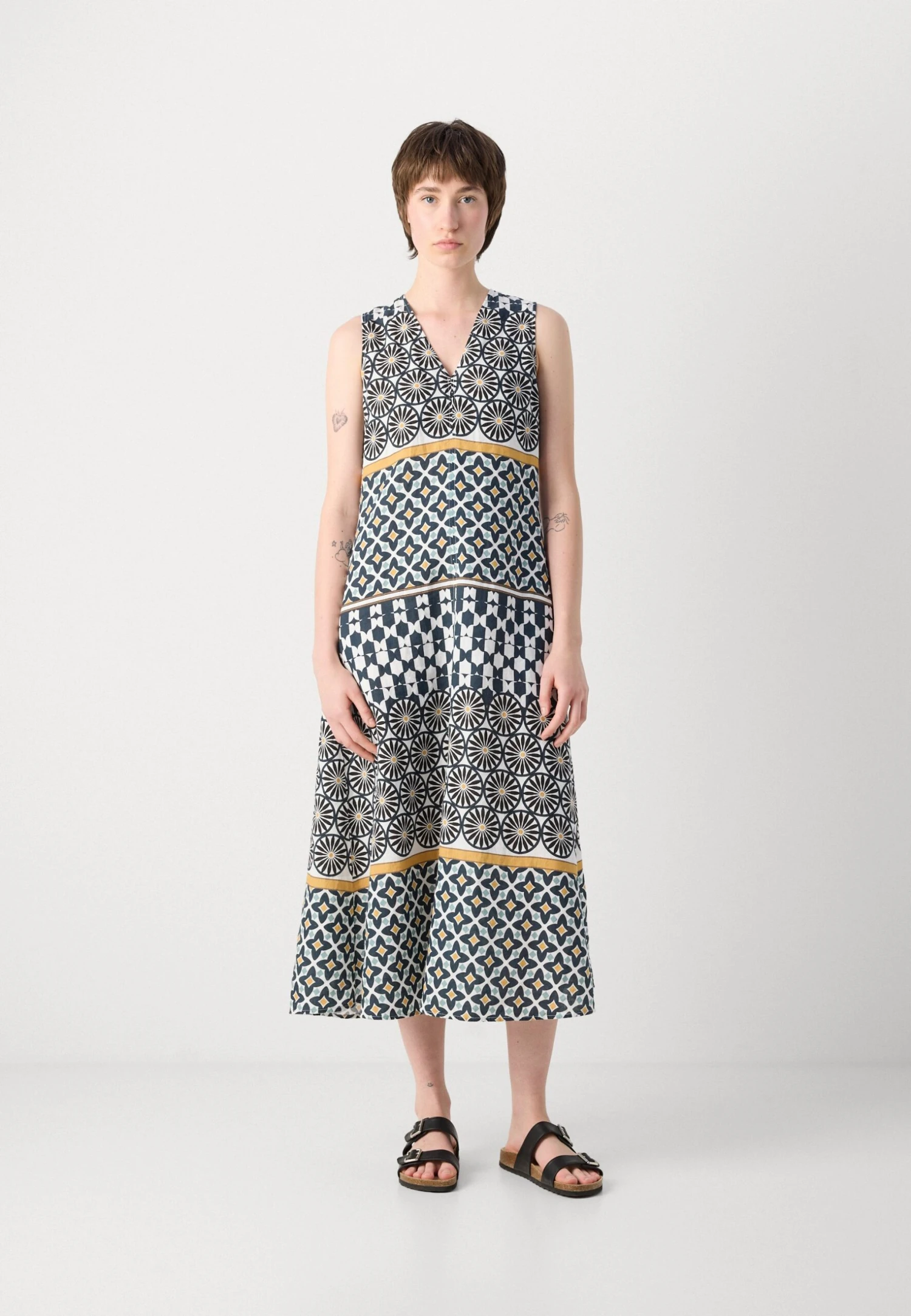 Marc O'Polo DRESS SLEEVELESS V NECK FIT AND FLARE SHAPE CUTLINES PRINTED - Day Dress - Multi/white 3 Marc O'Polo DRESS SLEEVELESS V NECK FIT AND FLARE SHAPE CUTLINES PRINTED - Day Dress - Multi/white - Image 3