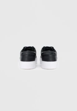 Lacoste COURT SET 225 - Trainers - Black/white -Modern Classic Shoes Store 99e270c723a548dd81bfcc5514f1115a