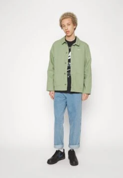 Nike Sportswear Chore Coat - Summer Jacket - Oil Green/White 11 Nike Sportswear Chore Coat - Summer Jacket - Oil Green/White -Modern Classic Shoes Store a349be8fbb0641bca8ae38bc4ac6ad0e