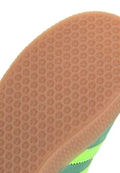 Adidas Originals GAZELLE KIDS - Trainers - Semi Court Green Solar Green Bluebird -Modern Classic Shoes Store a3c92f54aa5c4c6996119e43c6220367