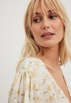 NA-KD StrukturiertesMit Smock Taille - Day Dress - Yellow Flower -Modern Classic Shoes Store a68f7ed6f78c4c9fbe83127d1e31718f