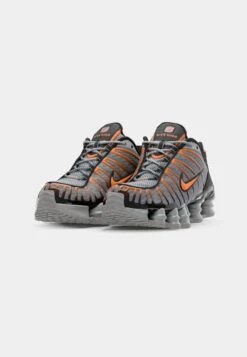 Nike Sportswear SHOX TL - Trainers - Light Smoke Grey/bright Mandarin/black -Modern Classic Shoes Store b0e684509a1a457b82aa47fdf61e03d4