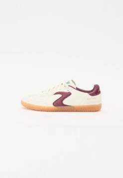 Skechers HOTSHOT - Trainers - Natural/burgundy