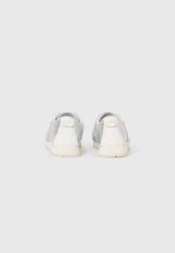 Lacoste CLUB LOW - Trainers - White/silver-coloured 8 Lacoste CLUB LOW - Trainers - White/silver-coloured -Modern Classic Shoes Store b15d567536084ec8993e7a33ea6ce2a7