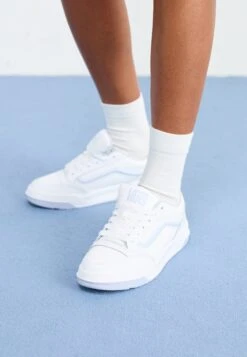 Vans HYLANE UNISEX - Skate Shoes - White 39 Vans HYLANE UNISEX - Skate Shoes - White -Modern Classic Shoes Store b4a7009ab9c24df5965169b613400d95 1