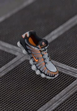 Nike Sportswear SHOX TL - Trainers - Light Smoke Grey/bright Mandarin/black
