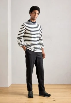 Bugatti PHILIP - Trainers - Black -Modern Classic Shoes Store c6a4566bfb29427e9fc8acde3edcf555